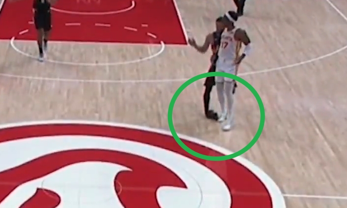 竞彩网-一场伤俩!布克右脚踝严重扭伤 被队友搀扶回了更衣室!