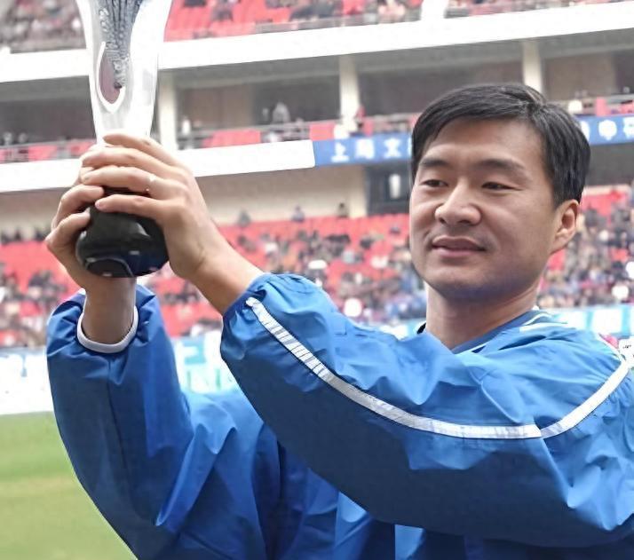 足球比分直播-曾是申花队长，退役后深耕青训，培养出多位国脚，如今成青训专家